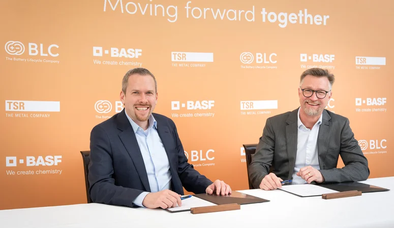 Geschäftsführer sitzen vor einer Wand mit der Überschrift "Moving forward together"